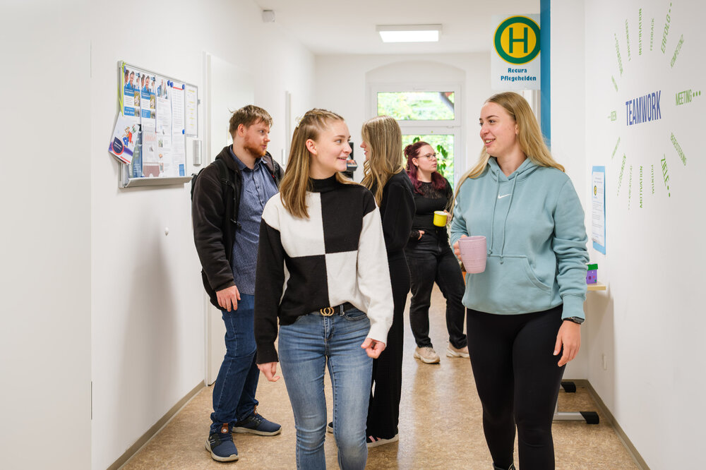 Schüler:innen in der Pause am Campus Coswig