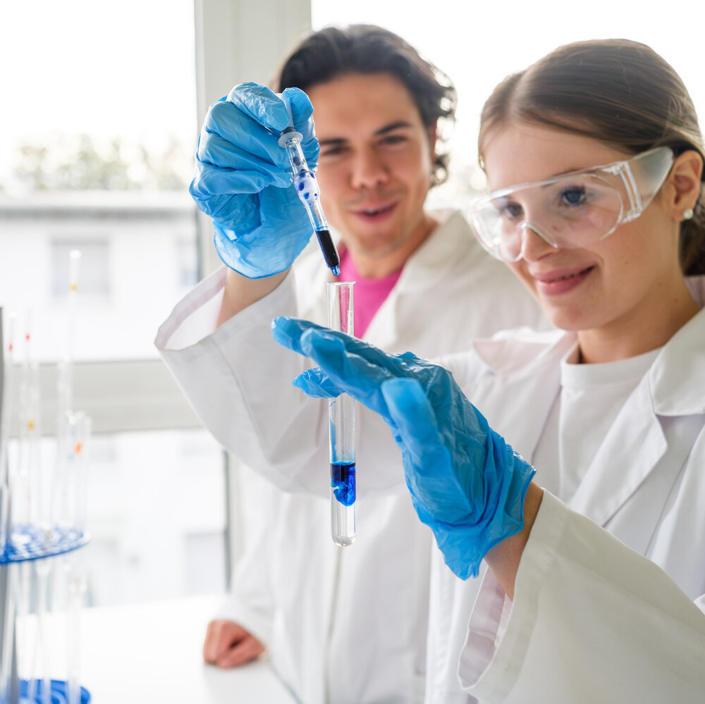 Schüler:innen im Labor