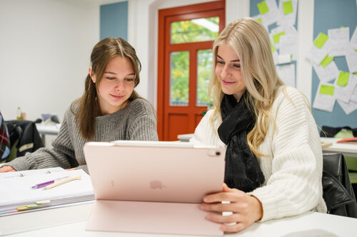 Pflegeschülerinnen im Gespräch
