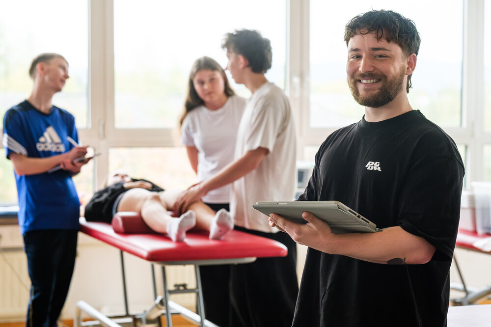 Physiotherapie-Schüler:innen im Unterricht