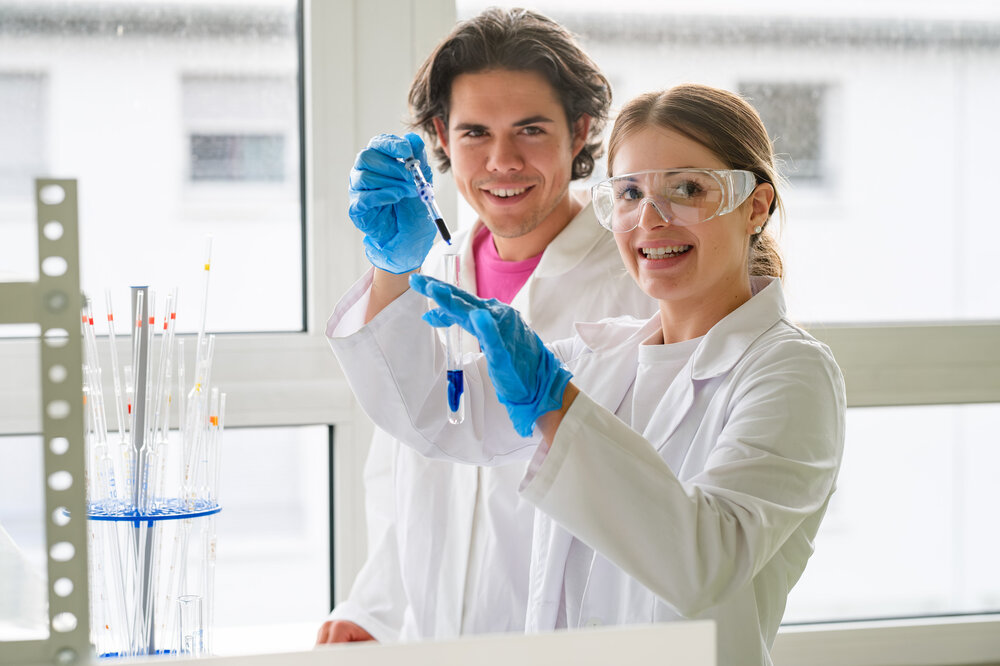 Schülerin und Schüler im Labor