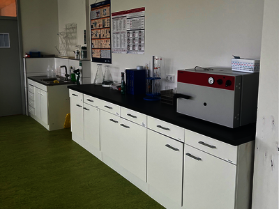 Neues In-House-Chemielabor am Recura Akademie Standort Dresden eröffnet